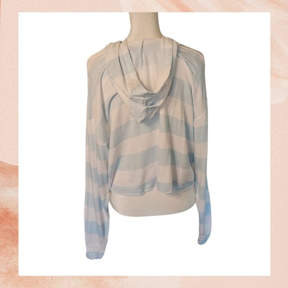 Colsie Light Blue & White Striped Cropped Hoodie Sweatshirt - Picture 4 of 4